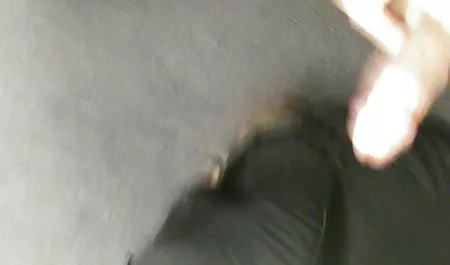 Дивитися в камеру і любить свою кішку, красиве порно пристрасне просто торкаючись до нього