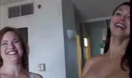 Ця дівчина знає, як задовольнити порно з гарними хлопцями чоловіка